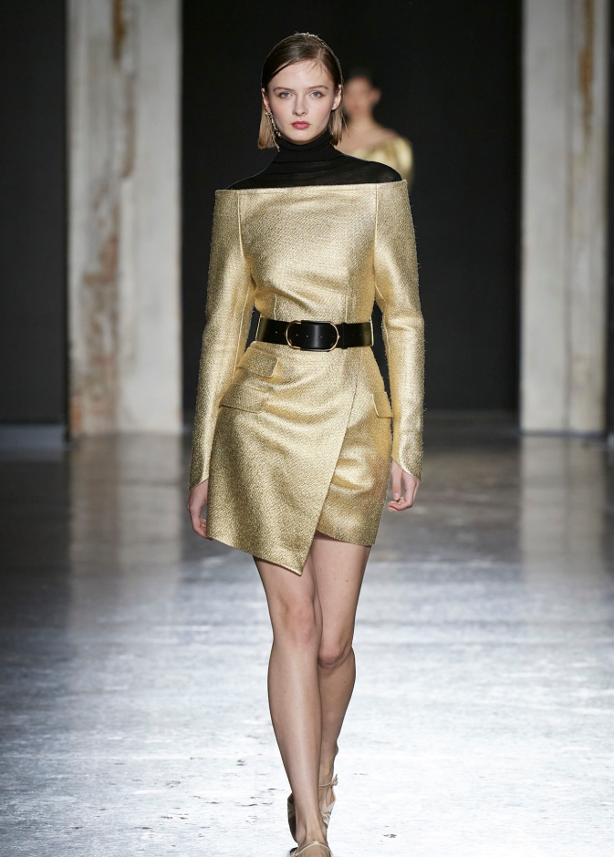 أجمل صيحات الفساتين الذهبية بلمسات عصرية في سهرات نهاية العام