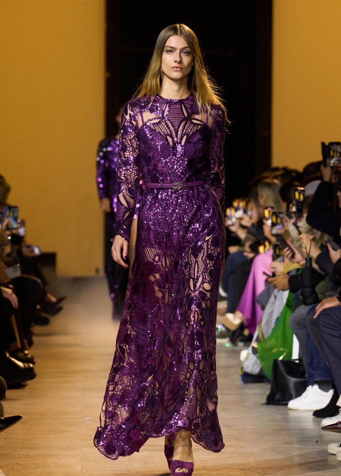 موضة الفساتين البنفسجية في مناسبات نهاية العام