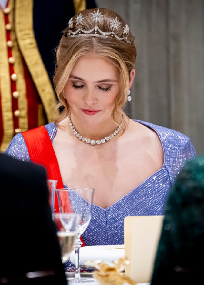 الملكة ماكسيما وابنتها تخطفان الأنظار بتيجان ملكية فاخرة