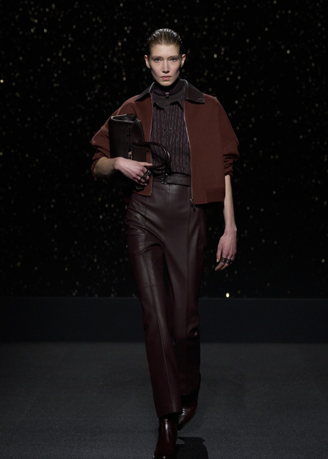 البنطلون البرغندي أناقة من نوع آخر في مناسبات نهاية العام