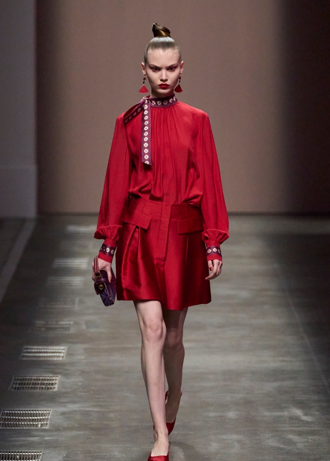 جرأة التنانير الحمراء في الشتاء لاعتمادها في إطلالاتك اليومية