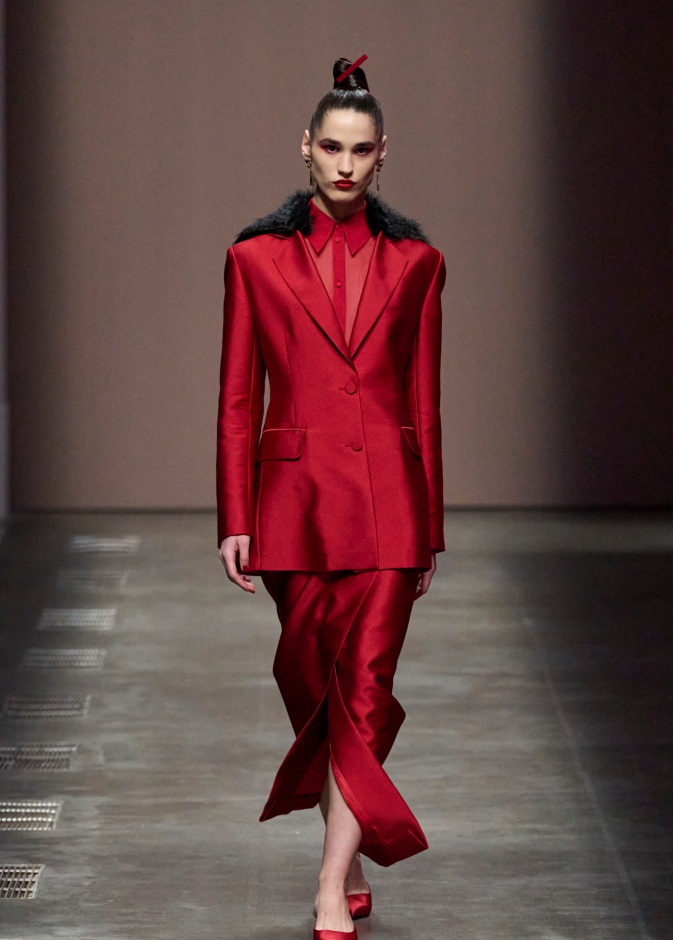 موضة التنانير الحمراء من سحر المناسبات الى أناقة التدرجات