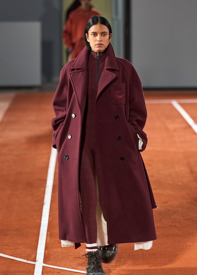 إطلالة عملية مريحة بالمعطف البرغندي من Lacoste 