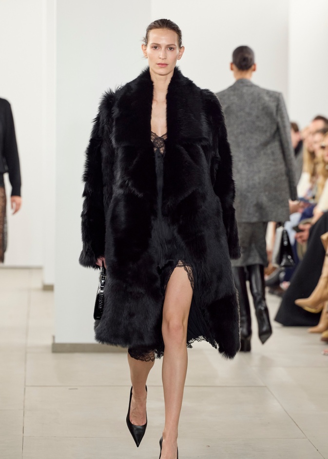 فساتين سهرة يمكن ارتداؤها مع المعطف من Micheal Kors 