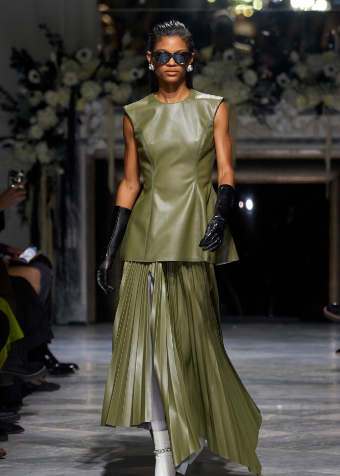 إستقبلي عام 2025 بموضة التنانير الخضراء