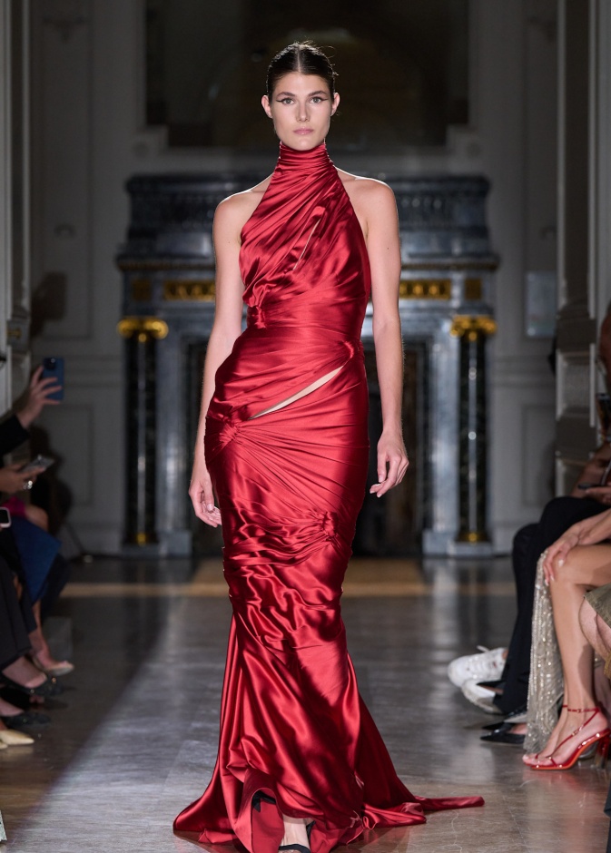 فساتين الساتان تفرض أناقتها الساحرة على إطلالات الاعياد.