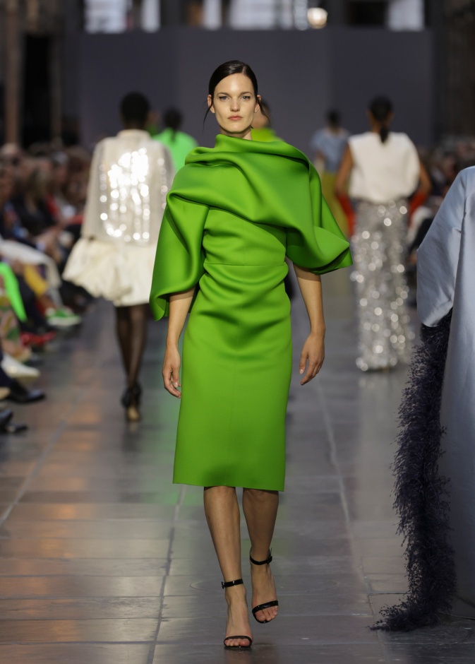 اللون الأخضر على الفساتين ثورة في عالم الموضة في إطلالات الأعياد