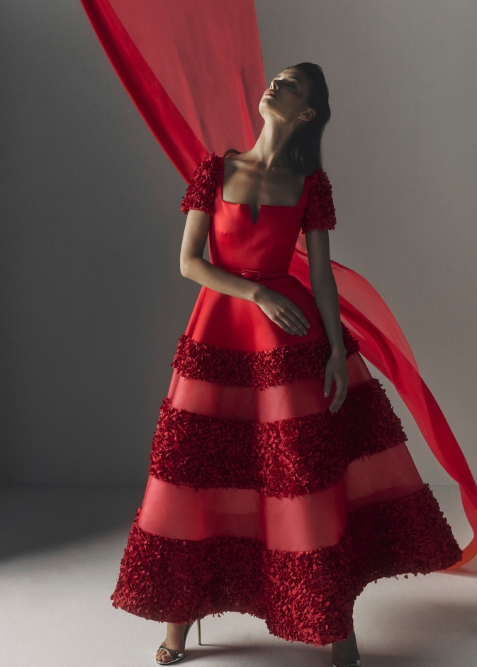  الأحمر لإطلالة ملكية في مناسبات نهاية هذا العام والفستان من Rami Al Ali