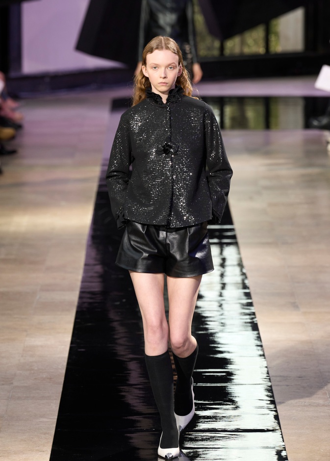 Shiatzy Chen تنسيق ناعم وبسيط للشورت في شتاء 2025