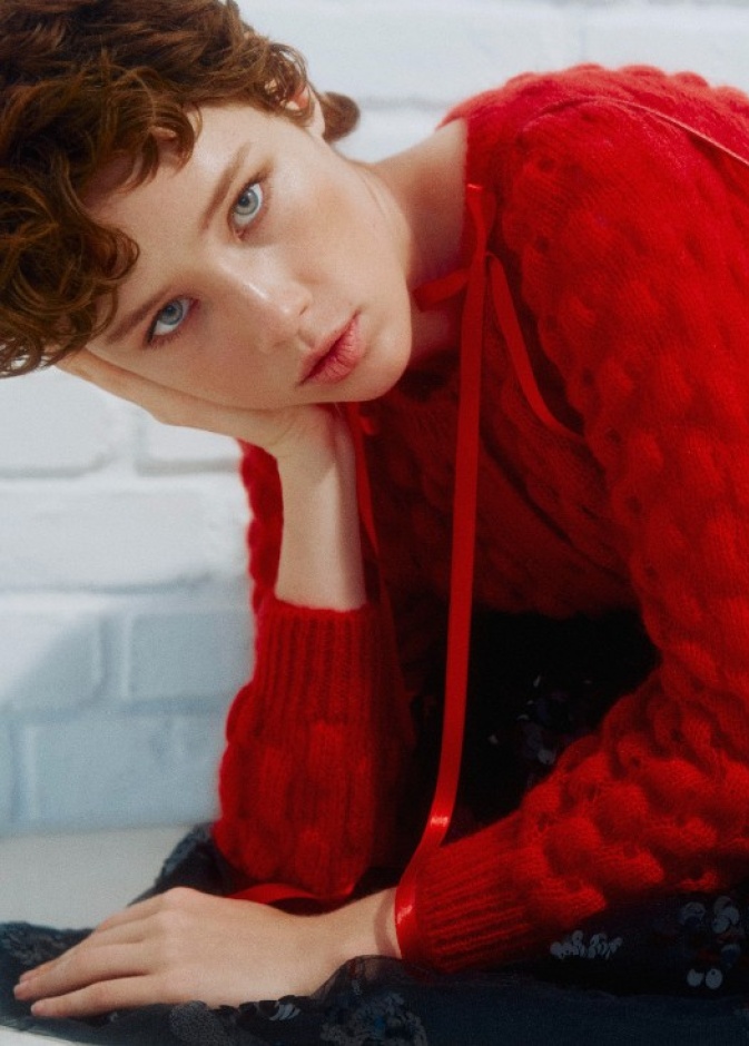 إطلالات بالأحمر والذهبي... ثنائي الأناقة لموسم أعياد مميز