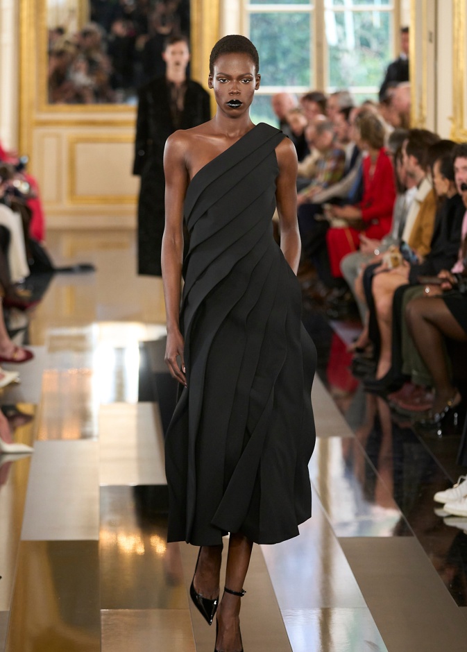 إطلالة من Valentino