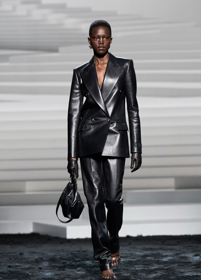 إطلالة من Versace