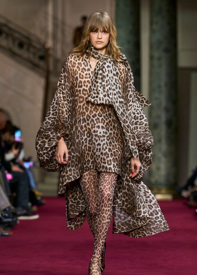 موضة الفساتين المنقوشة بطبعات جلد النمر في الشتاء