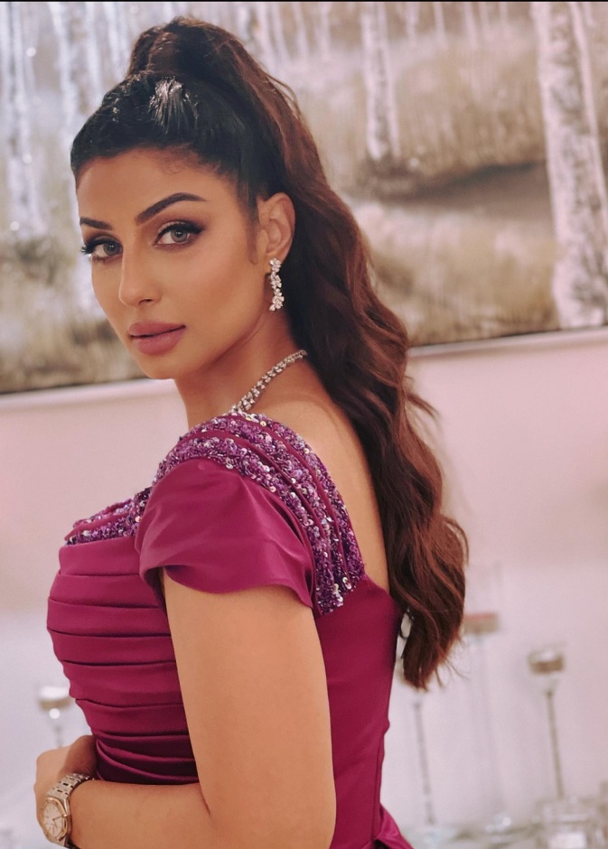 الممثلة منى حسين من مواليد 28 يناير