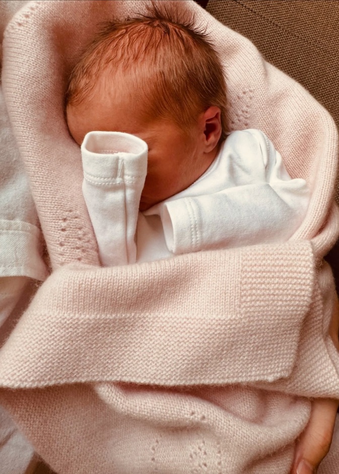 وريثة جديدة للتاج: الأميرة بياتريس تنجب طفلتها الثانية أثينا إليزابيث