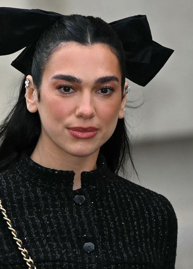 لحظات جمالية لا تنسى في اطلالات النجمات خلال عروض الهوت كوتور في باريس