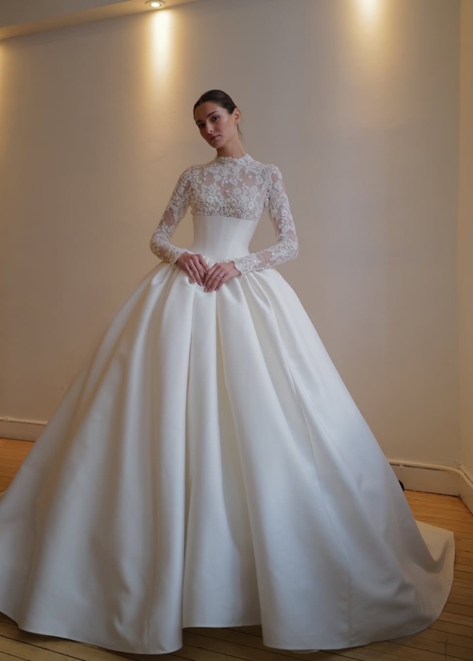 البودي سوت بقطعة منفصلة من الدانتيل- الصورة من صفحة Kleinfeld Bridal.