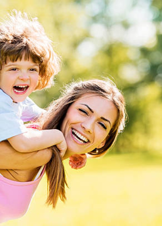 دور الأم في غرس القيم الأخلاقية لدى أطفالها أهم أدوراها على الإطلاق