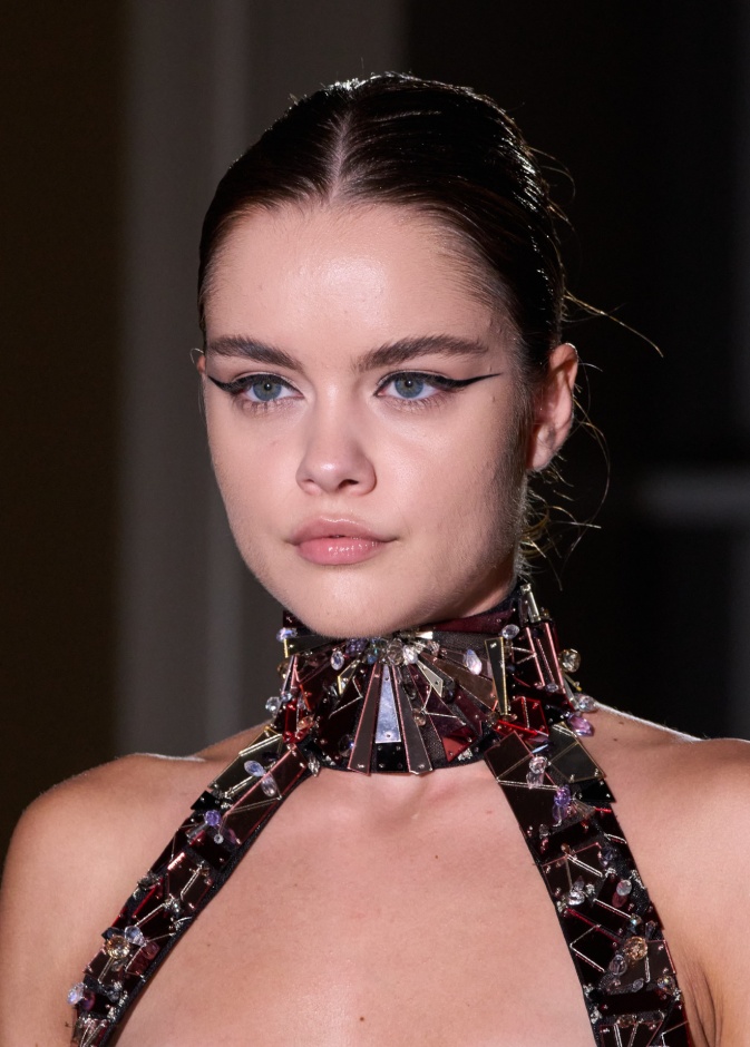 صيحة الآيلاينر الغرافيكي تبرز من جديد في إطلالات الشتاء