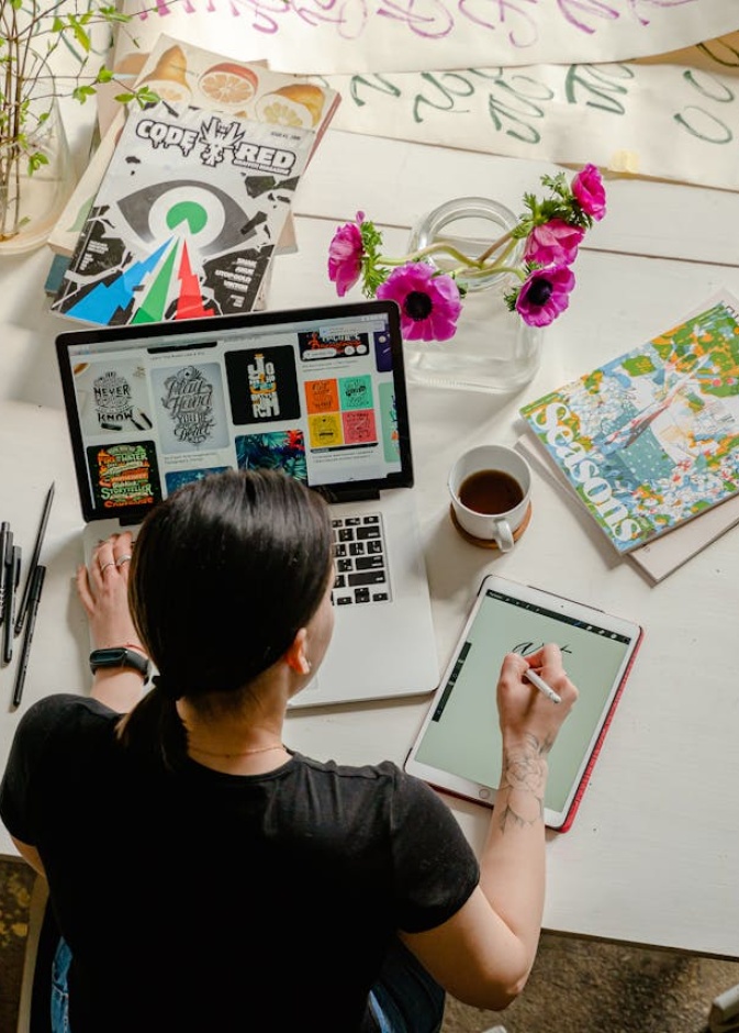 إليكِ أفضل الأساليبب والحيّل للسيطرة على انفعالاتكِ في ظل تحديات عصر التكنولوجيا المتقدمة.