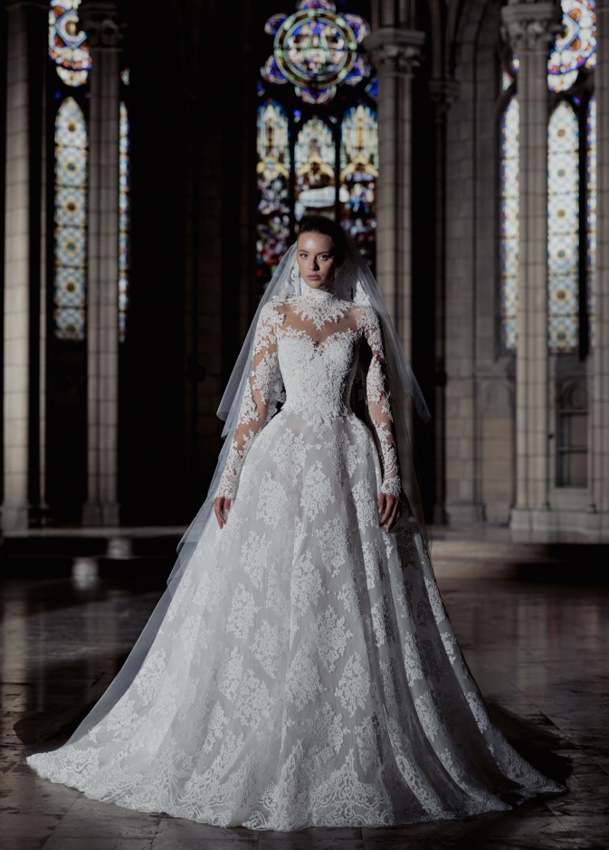 عروس زهير مراد بياقة عالية لمظهر أثيري