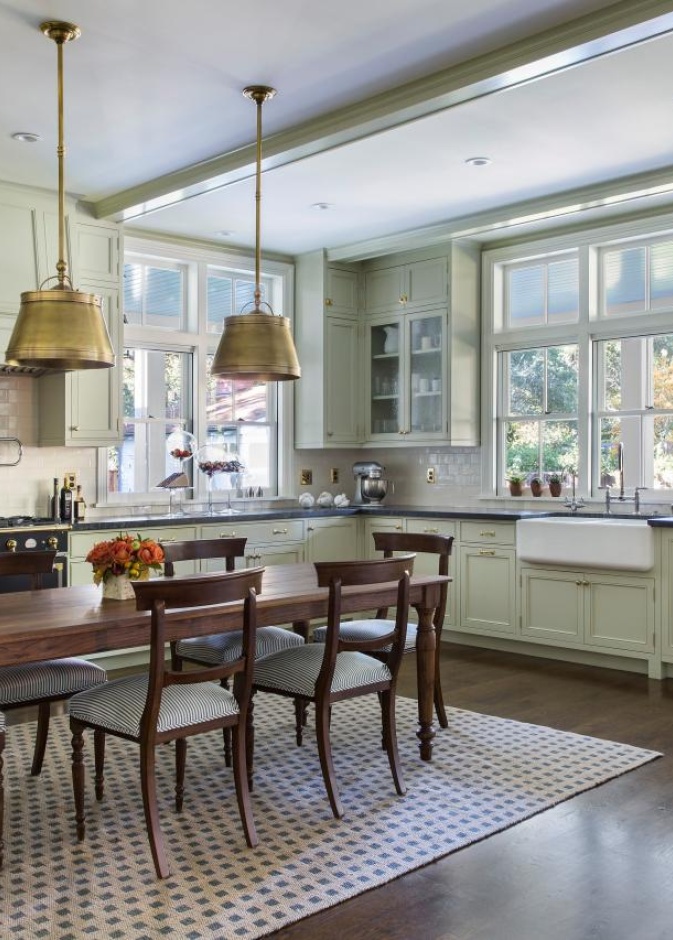 مطبخ بأرضيات من الخشب الصلب