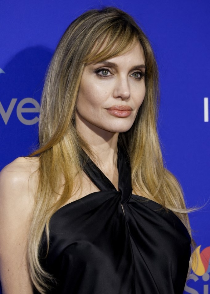 اطلالة Angelina Jolie برسمات الظلال البنية