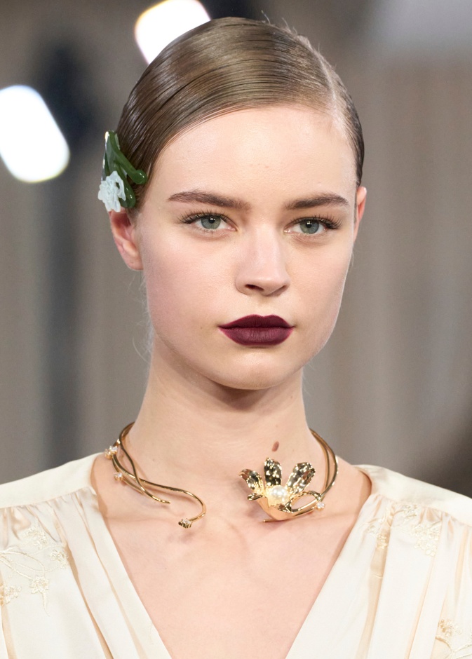 الوان احمر الشفاه القوي والمخملي من دار Sarawong