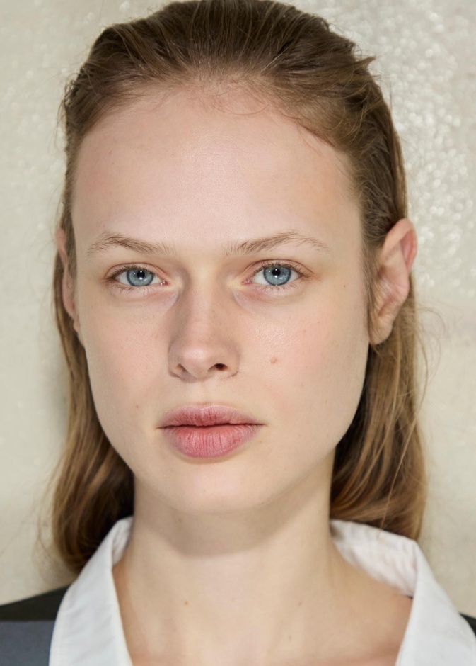 تقشر البشرة تزعجك؟ إليكِ الأسباب الجذرية والحلول المثالية