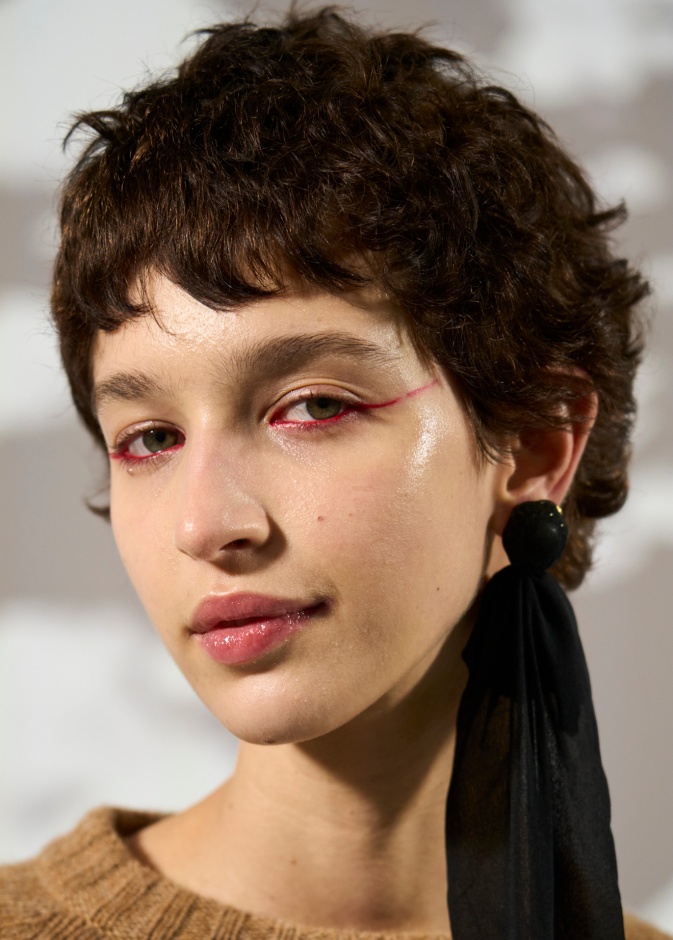 رسمات الآيلاينر الحمراء بخطوط رفيعة من دار Moschino