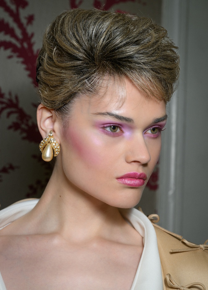  رسمات المكياج الملون بتدرجات متموجة من دار Viktor&Rolf.