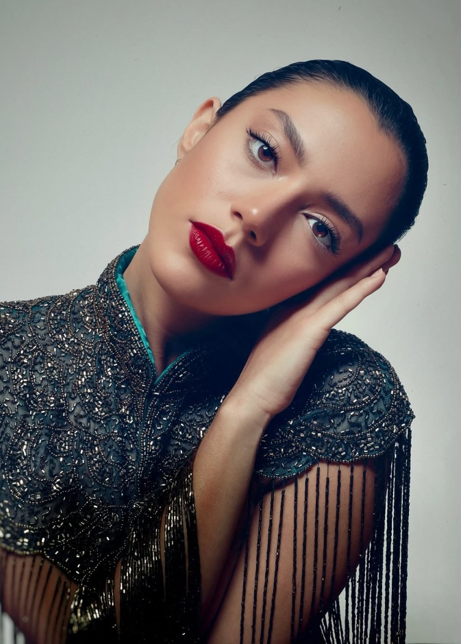 أساليب جمالية ناعمة وملهمة من وحي إطلالات ستيفاني عطالله بمناسبة خطوبتها