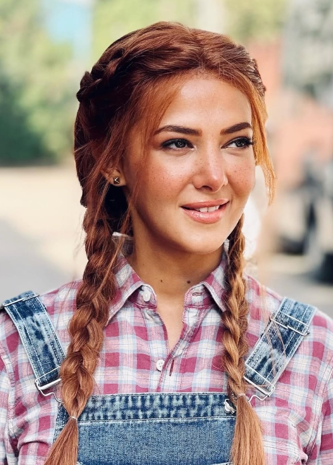 دنيا سمير غانم بإطلالات جمالية مختلفة بينها صيحة الشعر الأحمر موضة الموسم