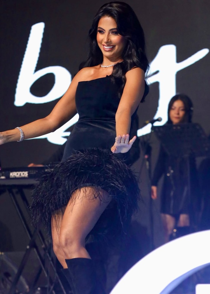 الفساتين القصيرة والأقمشة البراقة المفضلة للنجمة روبي في حفلاتها اليكم احدثها