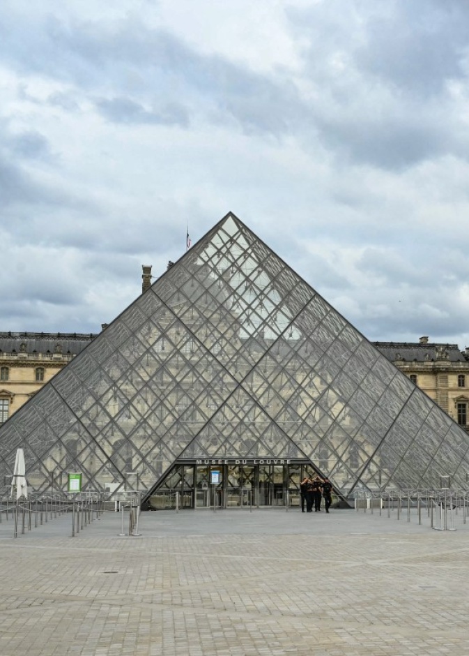 متحف اللوفر في باريس 