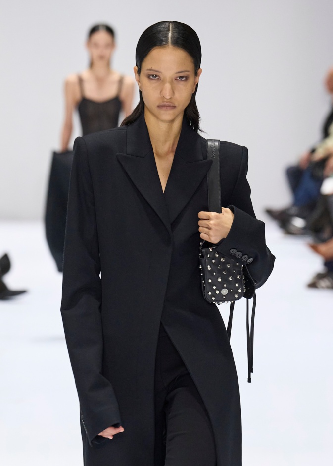  حقائب اليد المرصعة بالمسامير تعبير عن التمرد أم أناقة عصرية؟ 