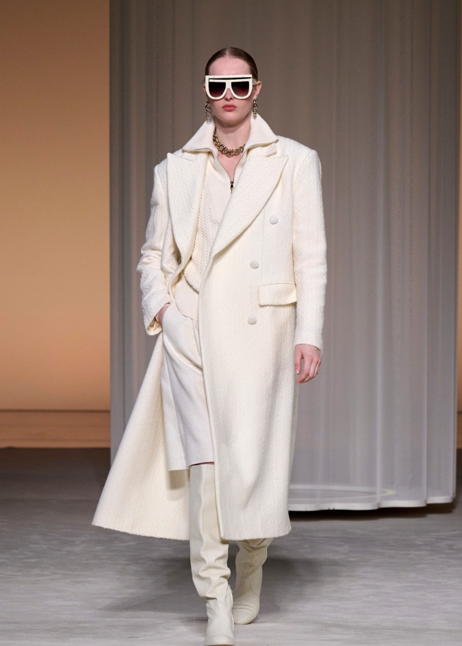 أناقة المعطف الأبيض من Biagiotti 