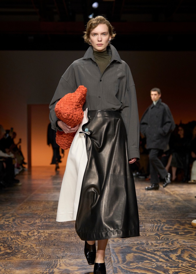 التنورة الجلد علامة فارقة في خزانة المرأة العصرية 