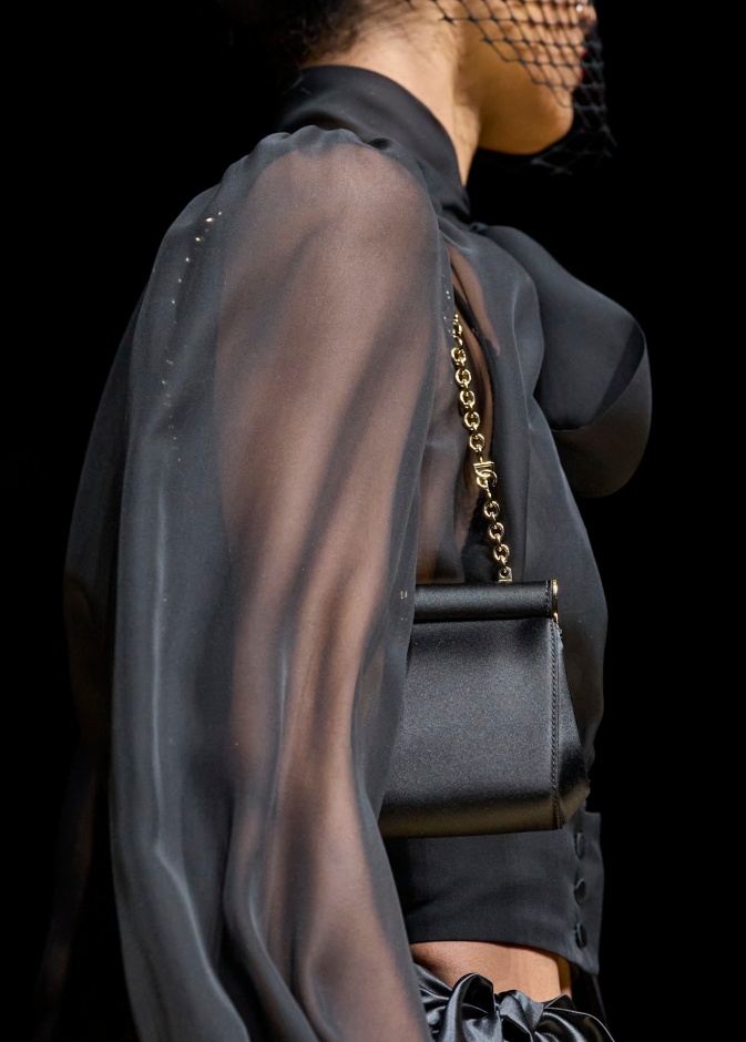 سلسلة معدنية قصيرة لحقيبة من Dolce& Gabbana 