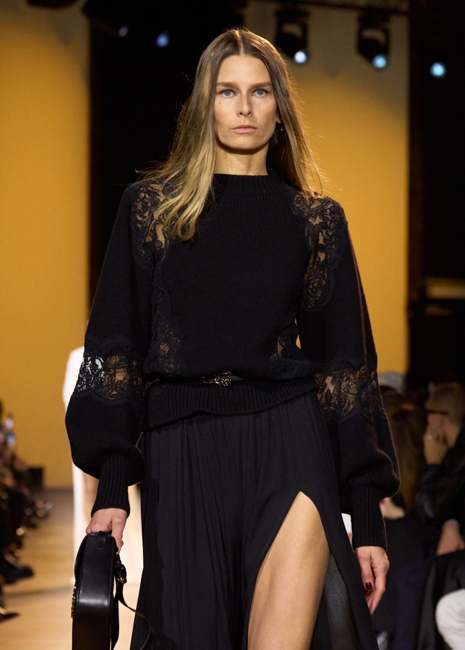 بلوفر مميزة باللون الأسود من Elie Saab 