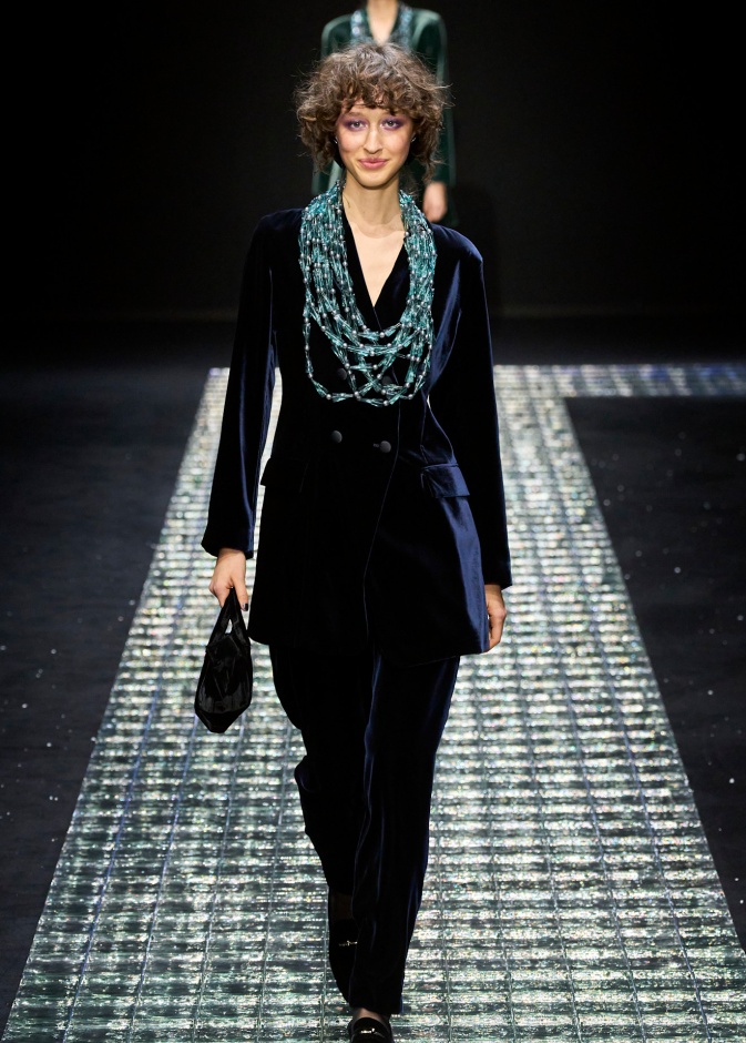 أناقة البليزر المخملية من Emporio Armani 