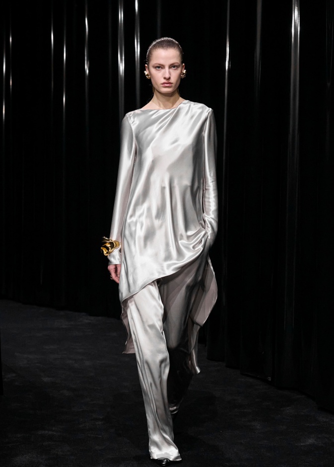 حضور قوي للون الفضي ...ليكن رفيق إطلالاتك في شتاء 2025!