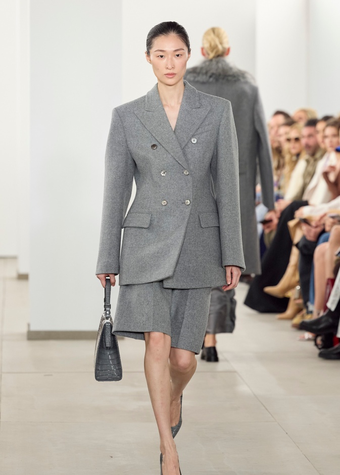 تنسيق البيرمودا مع البليزر في شتاء 2025 من Micheal Kors