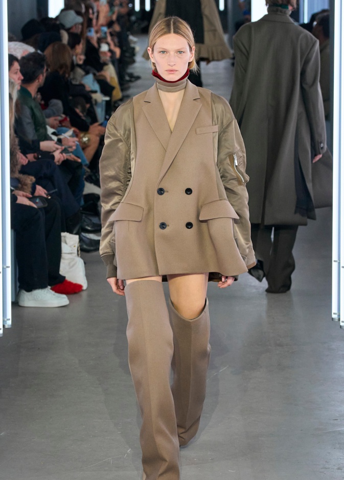 إطلالة من Sacai