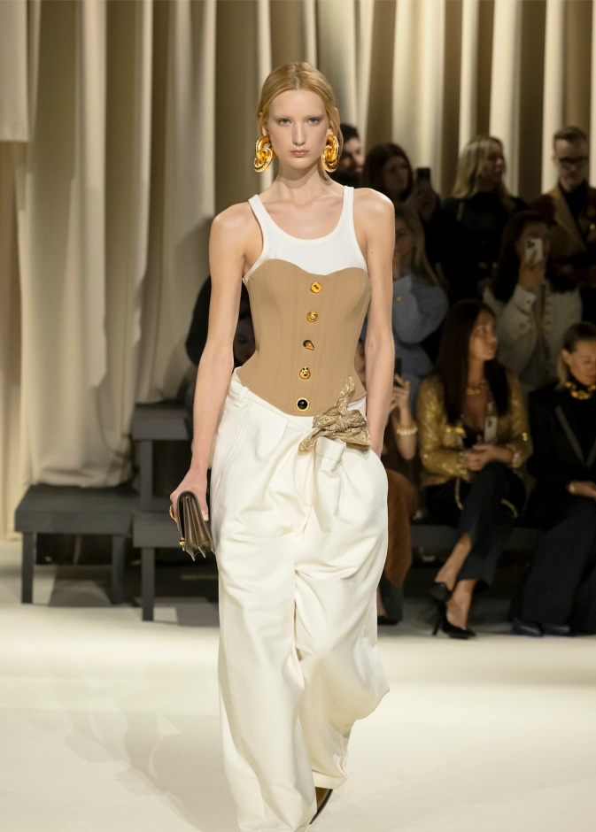 الكورسيه تاريخ طويل بين المعاناة والجمال 