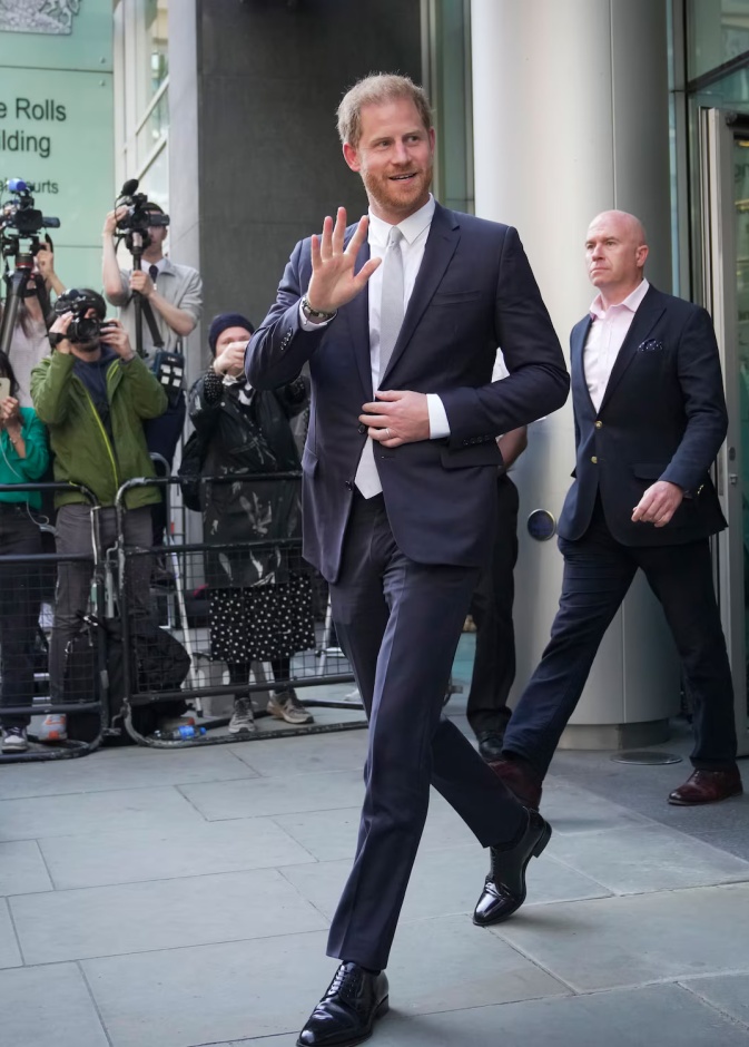 الأمير هاري يسحق إمبراطورية روبرت مردوخ الإعلامية