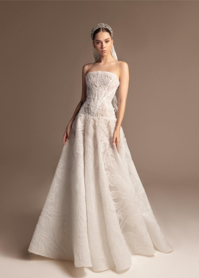 من عروض خريف وشتاء 2024 للمصمم طوني ورد