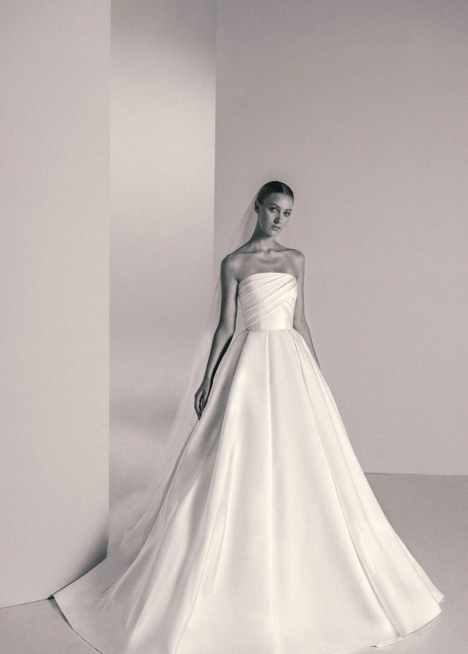 فستان زفاف سترابلس توقيع إيلي صعب