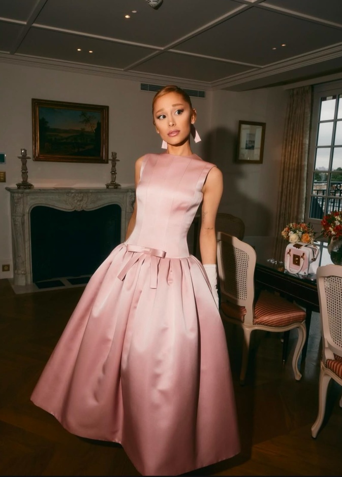 الممثلة و المغنية الأمريكية "اريانا غراندي" بتصميم خاص من Thom Browne