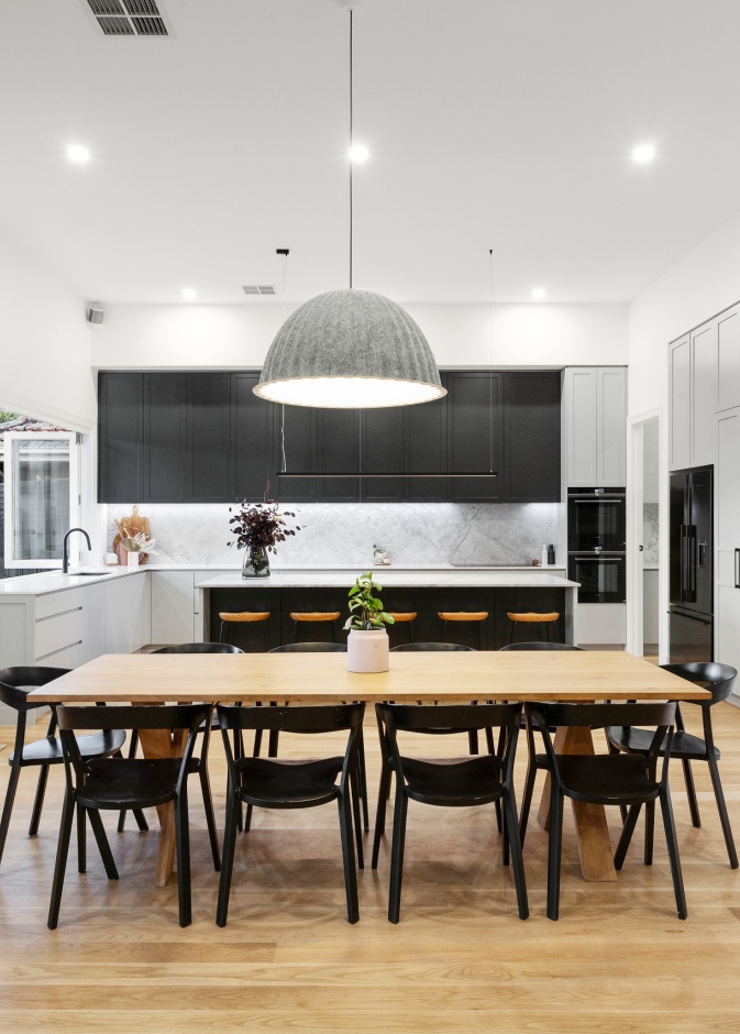 أحد الاتجاهات الرئيسية للمطابخ لعام 2025، هو الجمع بين التصميم المفتوح والمقسم